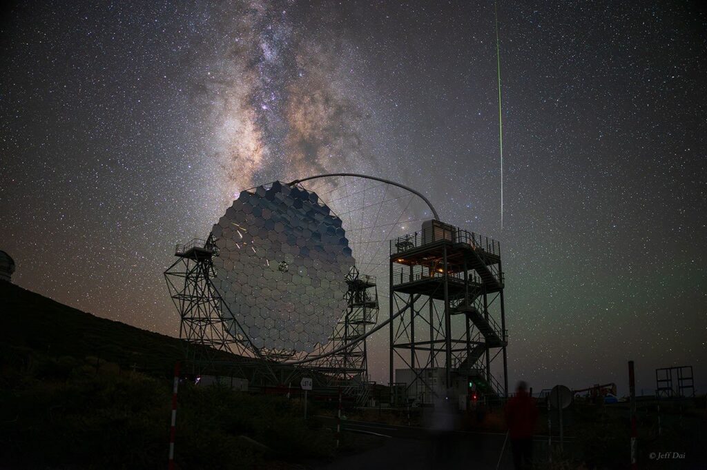 NASA, 23 미터 거울에 비친 성운과 낙하물 포착