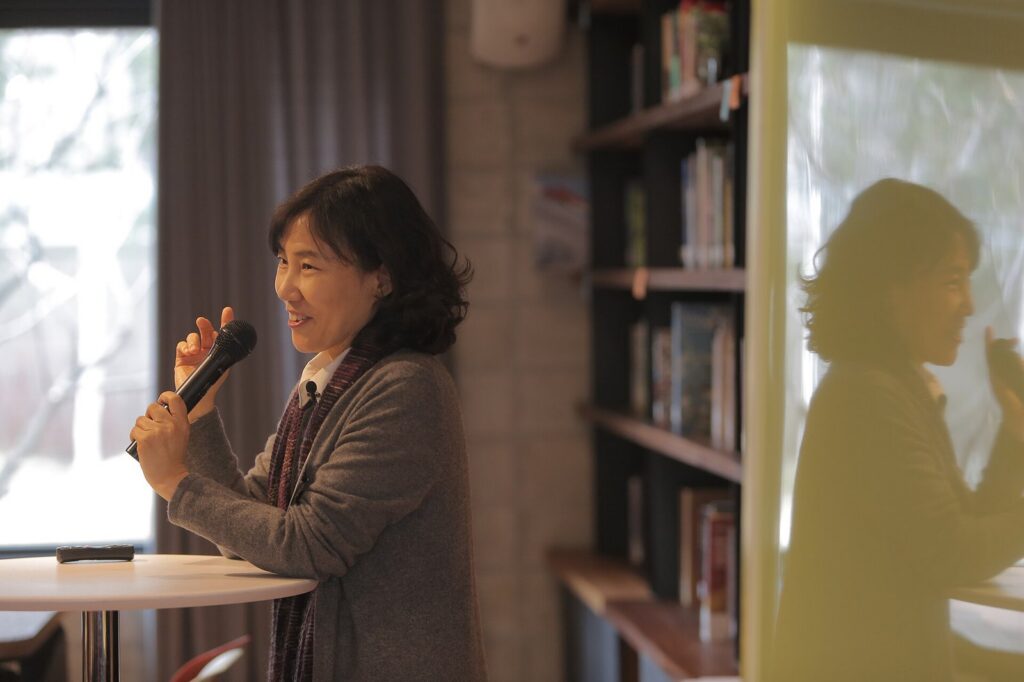 SK텔레콤 — 콘퍼런스 위기 2015에서 여지영이 강연을 하고 있다.